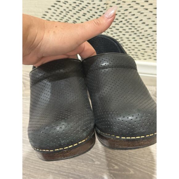 Dansko Ladies Perfed Pro Full Black Leather Clog Size 8/38 - Picture 2 of 5